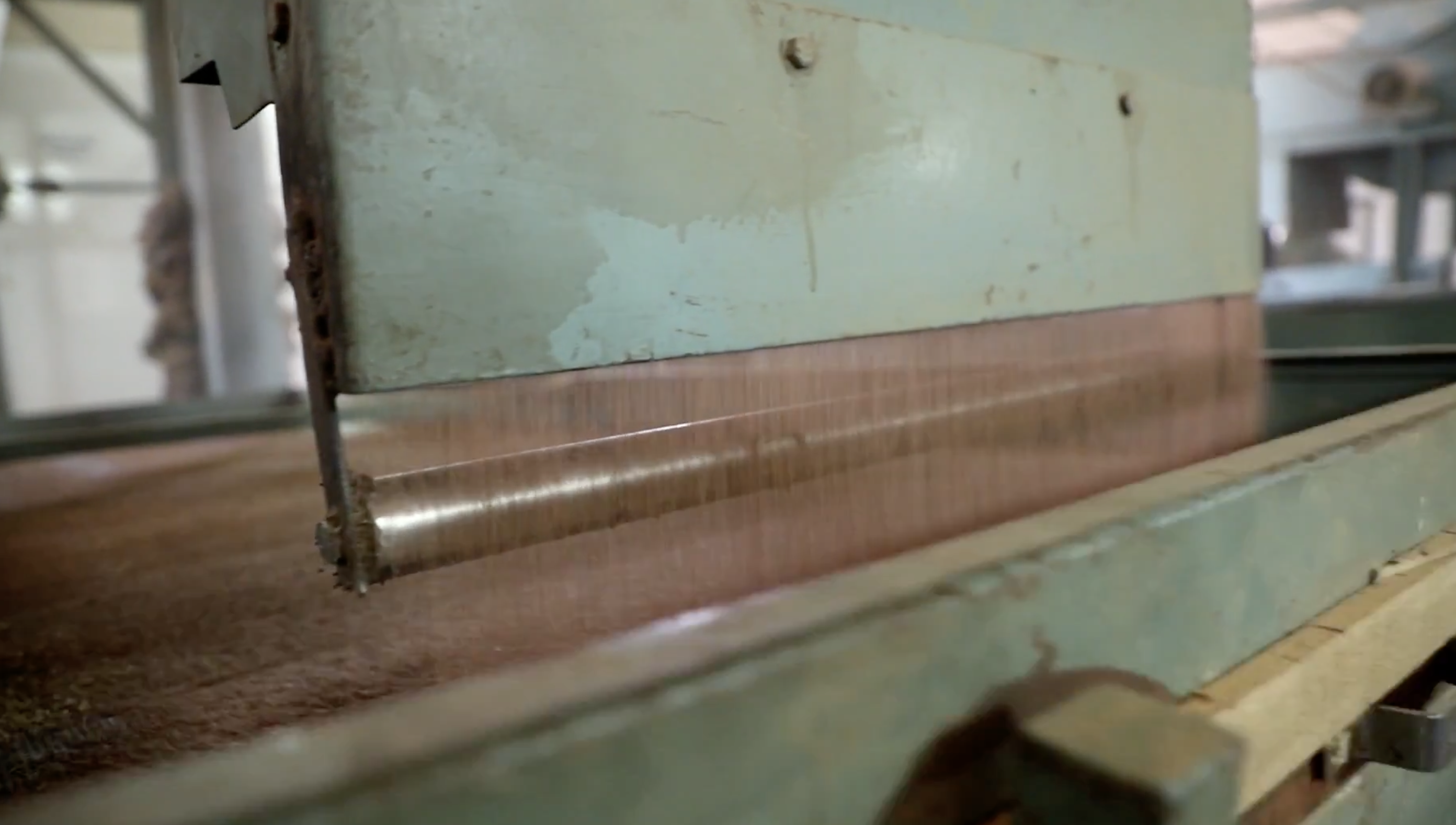 Vibrating sieve machine for psyllium seed pre-cleaning